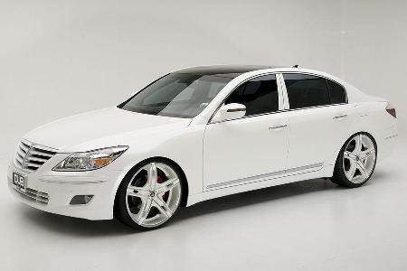 Äußerlich fallen die großen 22 Zoll-Felgen auf.