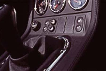 Funktion schlägt Eleganz: Im Cockpit geht´s bodenständig zu.