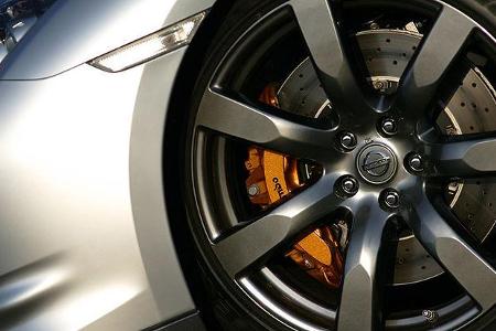 Hinter den 20-Zoll-Leichtmetallfelgen weisen 380-Millimeter-Scheiben und dicke Brembo-Sättel auf Leistungsbereitschaft hin.