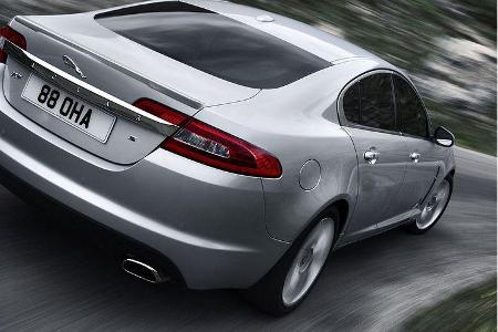 Der XF mit dem Top-Diesel kostet ab 54.400 Euro, wer sich mit 35 PS weniger zufrieden gibt wird mit 51.200 Euro zur Kasse ge...