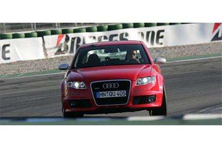 Aus sechs sells wird die Gute-Acht-Geschichte. Der neue Audi RS 4 lockt mit Drehzahl anstatt mit Ladedruck, aber deswegen ni...