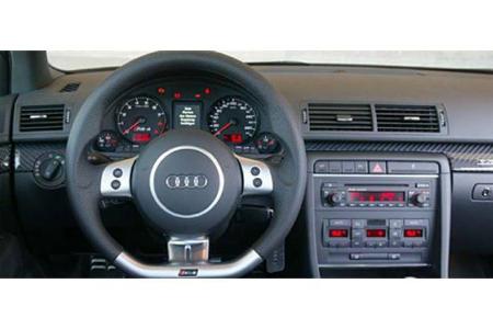 Unaufdringlich, übersichtlich und sportlich: mit Karboneinlagen versehenes Instrumentenbrett