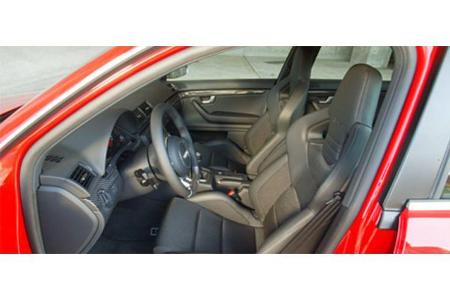 Anschmiegsam und konturiert: Sportsitze.