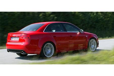 Neben den ausgestellten Kotflügeln kennzeichnen das Heck des RS 4 die dicken Endrohre und die eingearbeitete Abrisskante