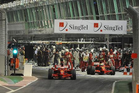 Beim ersten Nachtrennen der F1-Geschichte bekleckerte sich Ferrari nicht gerade mit Ruhm. Felipe Massa nahm nach seinem erst...