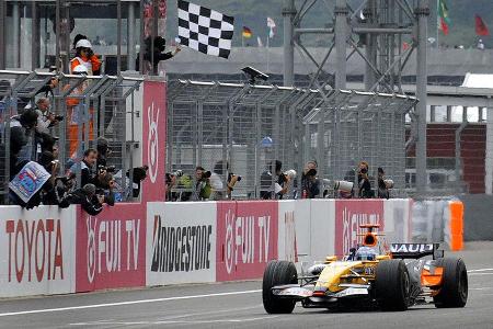 Während die beiden Titelaspiranten ihre Strafen absaßen, machte Alonso seinen zweiten Saisonsieg in Folge klar.