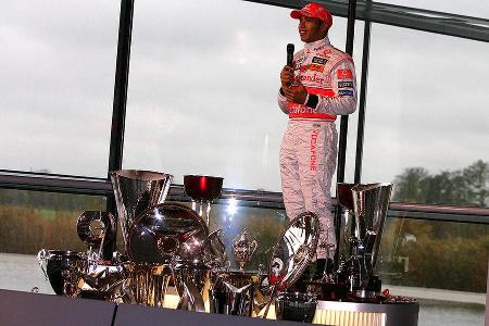 Die Pokalsammlung zählte am Ende fünf Sieger-Pötte.