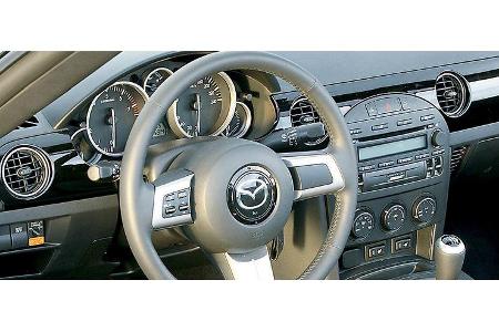 Gewohnt gut: Lenkrad und der kurze Schaltstock liegen gut in der Hand