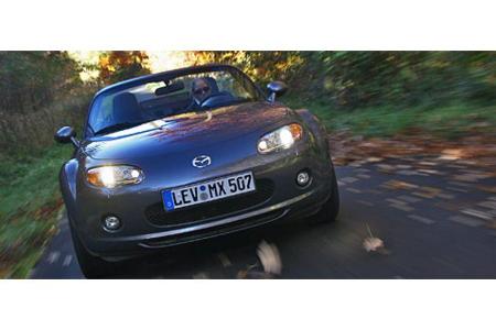 Mit Ausnahme der Rückleuchten hält der neue Mazda MX-5 auch in der stärksten Version nichts vom Glitter-Look. Zum flotten Tä...