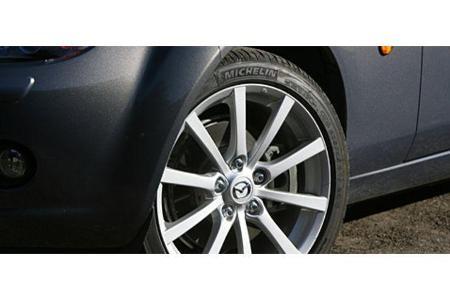 Das zurückhaltende Design der 17-Zoll-Leitmetallfelgen passt zum klassischen Auftritt des Mazda