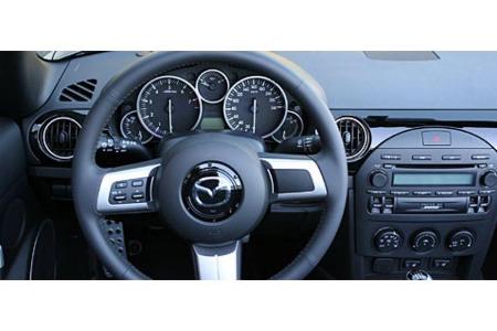 Im Innenraum des MX-5 hat sich einiges getan: Vom griffigen Dreispeichen-Lenkrad bis zu den Oberflächen in schwarzem Klavier...