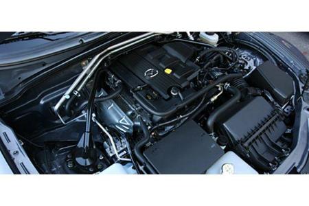 Der Zweiliter-Vierzylinder wurde zugunsten einer besseren Gewichtsbalance nach hinten verschoben und wird von einer Domstreb...