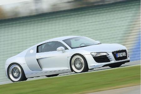 So meistert der Clubsport-R8 schlussendlich die Runde in 1.12,6 min und gesellt sich auf das Niveau des sportbereiften Super...