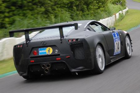 Der wuchtige Heckflügel garantiert satten Abtrieb, wird beim Serienauto aber fehlen.