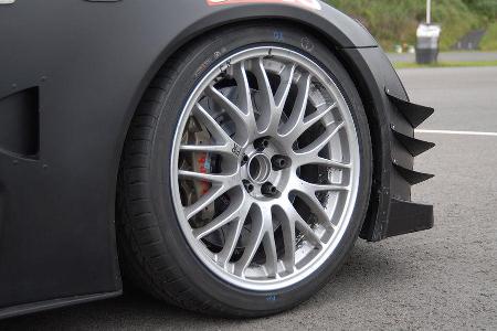 20-Zoll-Serienräder für die Testfahrt. Im Rennen wurden Slicks montiert.