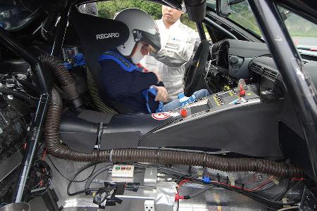 Perfekte Tarnung: Die Scheinwerfer sind noch abgeklebt, und auch das Cockpit dürfte etwas wohnlicher eingerichtet werden.