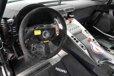 Spartanisches Cockpit: Geschaltet wird über Paddel hinter dem Lenkrad.