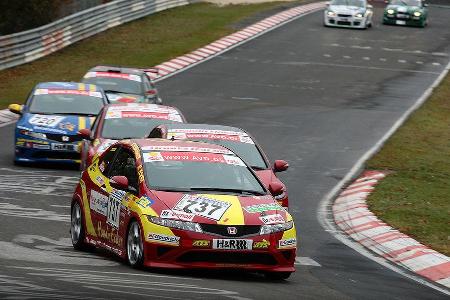 Auch im Honda Civic Cup ist die Entscheidung aus das letzte Rennen vertagt worden. Tagessieger waren Kim Berwanger, Dino Mol...