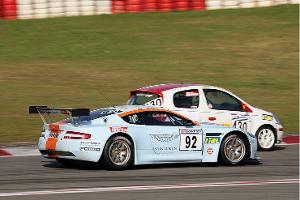 Einzig der Aston Martin mit Tomas Enge und Robert Lechner konnten den Rundenzeiten knapp folgen - und es reichte dennoch nur...