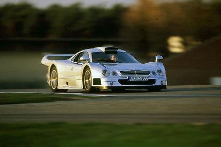 Das Handling des CLK ist bravourös, der Motor schreit im Heck unter Volllast, als wäre es die letzte Ausfahrt, ...