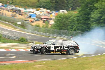 Im Rahmen des 24h-Rennens durften die Drifter vorab den zahlreichen Zuschauern ...