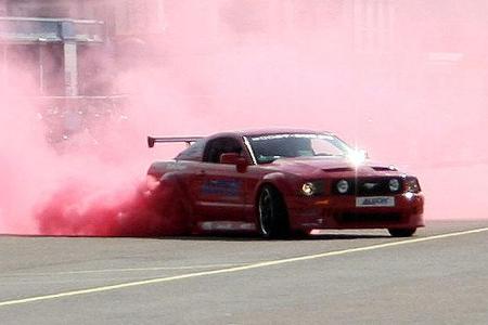 Mit einer Showeinlage am Samstagnachmittag (7. Juli) machte Paul Vlasblom im Alutec Mustang Boost One ...