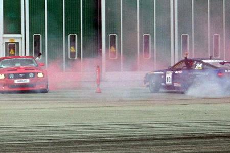 Vlasblom, hier im Alutec-Mustang zeigte beharrlich gute Drifts und ...