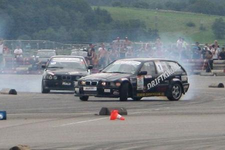 Beiden ließen nicht locker, überholten sich abwechselnd, drifteten Spiegel an Spiegel in äußerst fairen Zweikämpfen und zeig...