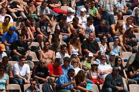 Je kürzer die Rundenzeiten wurden, umso schneller füllten sich auch die Plätze in der Sachskurve.