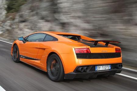 Lamborghini Gallardo LP 570-4 Superleggera - seitliche Heckansicht in Fahrt