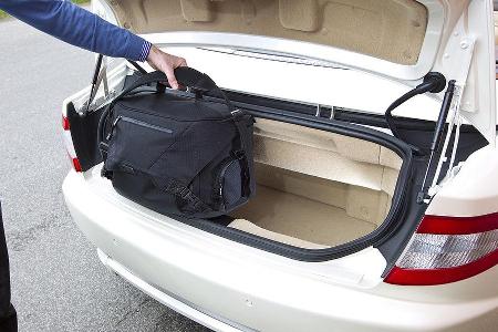 Der Kofferraum fasst nur bescheidene 173 Liter.