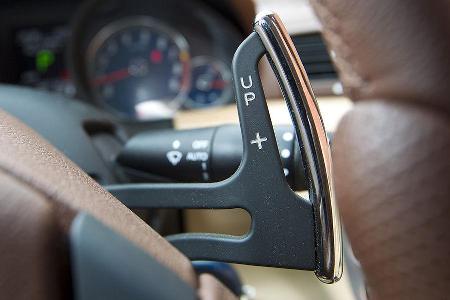 Die Automatik kann per Paddel am Lenkrad auch manuell bedient werden.