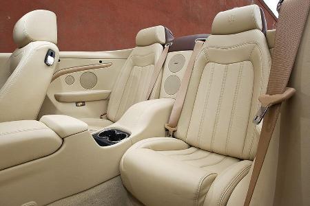 Die Sitze fahren automatisch nach vorne um den Zustieg in den Fond zu erleichtern.