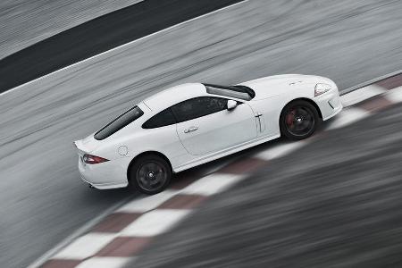 Hier ist der XKR weiß lackiet - er kann aber auch komplett in Schwarz geordert werden.