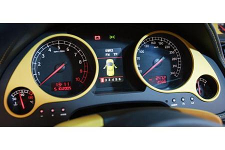 Im Instrumentenbrett setzen farbige Softlack-Flächen Akzente