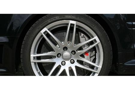 19-Zoll große Räder und Allradantrieb bringen die Kraft zuverlässig auf die Straße.