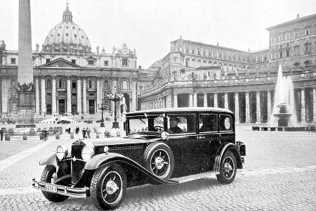Der Nürburg-Pullman auf dem Petersplatz in Rom. Der luxuriöse Wagen war auf eigener Achse ...