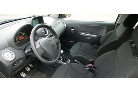 Vorn offeriert der Zweitürer ordentlich Platz, die Sitze bieten guten Seitenhalt. Einlagen im Alu-Look sollen im mattschwarz...