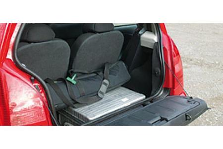 Die Heckklappe des C2 ist zweigeteilt. Wasserkästen müssen mühsam über die Klappe gehoben werden.