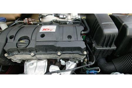 Auf kurvigem Geläuf ein Vergnügen, auf der Autobahn eher nicht: Der Motor ist im oberen Drehzahlbereich zu zäh und zu lärmig.