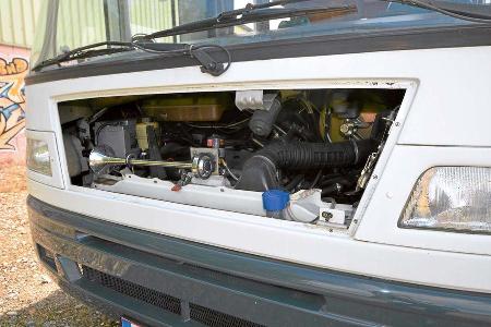 Für den schmalen Motorzugang wird die Bugklappe entfernt.