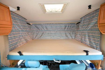 Rund 90 Zentimeter Kopffreiheit machen aus dem Hubbett einen vollwertigen Schlafplatz.