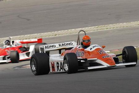 Hubertus Bahlsen auf Arrows A4/3, verfolgt von D'Asembourg.