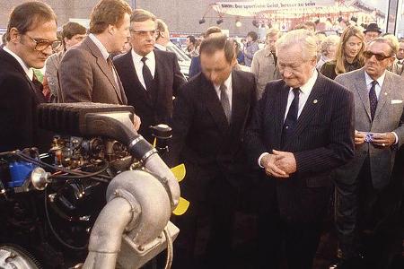 Prominenz beim Eröffnungs-Rundgang, u.a. Ford-Generaldirektor Daniel Gouedevert (2. v. links) und Bilstein-Rennleiter Hugo E...