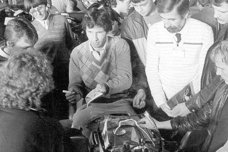 Motorrad-Weltmeister Eddie Lawson, umlagert von Fans.