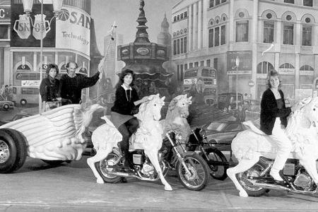 Im Ben Hur-Stil: Ungewöhnliches Gespann in der Show-Halle.