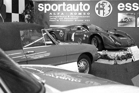Alfa Romeo 33 (hinten) - erfolgreicher Sportwagen in der Zweiliter-Klasse.
