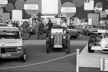BMW 1800 TI (links) - Tourenwagen-Europameister 1969 - und BMW-Formel 2 (rechts).