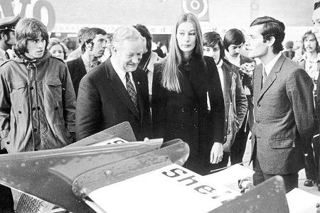Ferrari-Werksfahrer Jacky Ickx (2. von rechts) an seinem Formel 1-Renner.