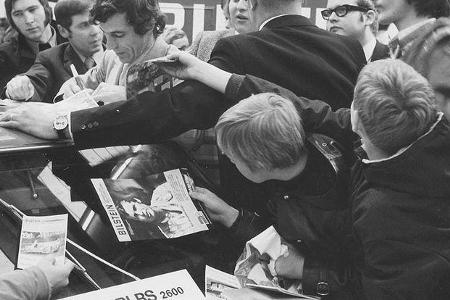 Autogrammstunde mit dem damaligen Porsche-Werksfahrer Vic Elford.
